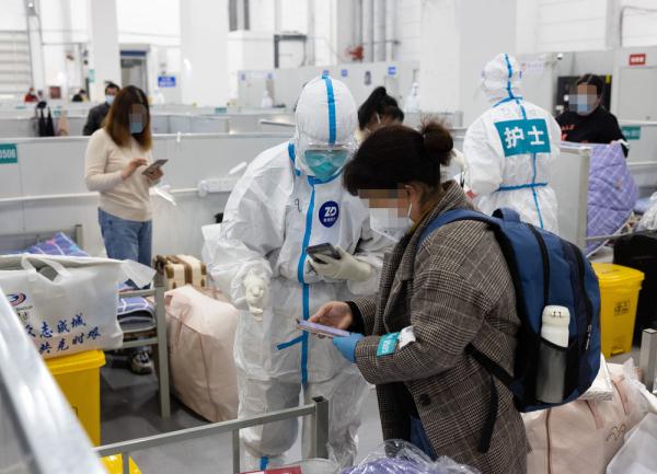 新华全媒＋丨上海临港方舱医院投入使用