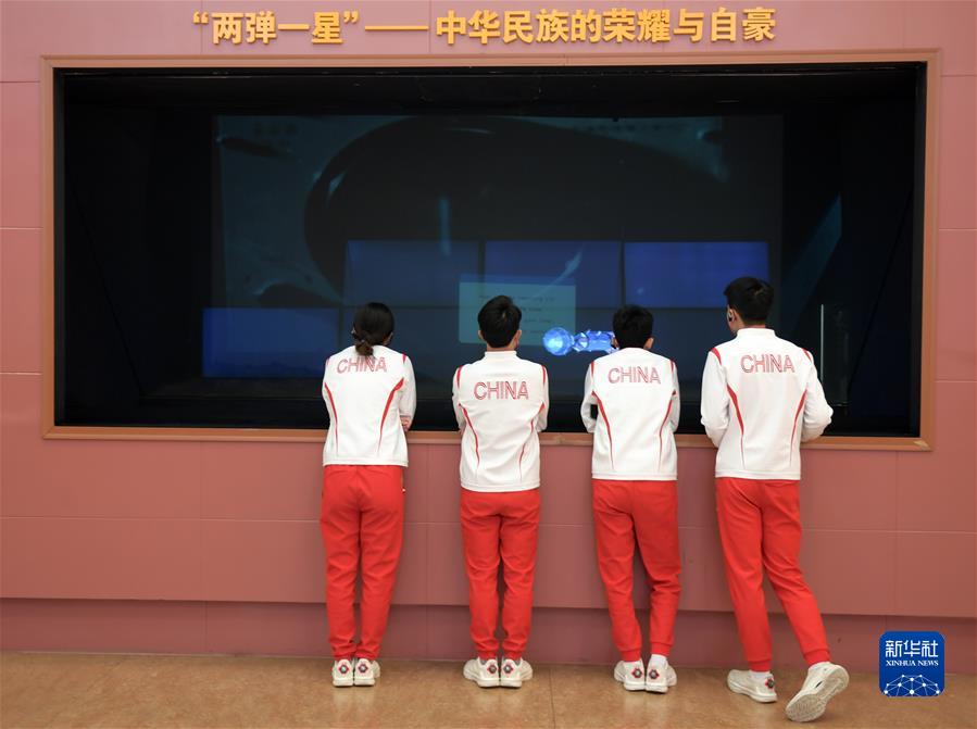 （体育）（4）中国冰雪军团参观《复兴之路》展览