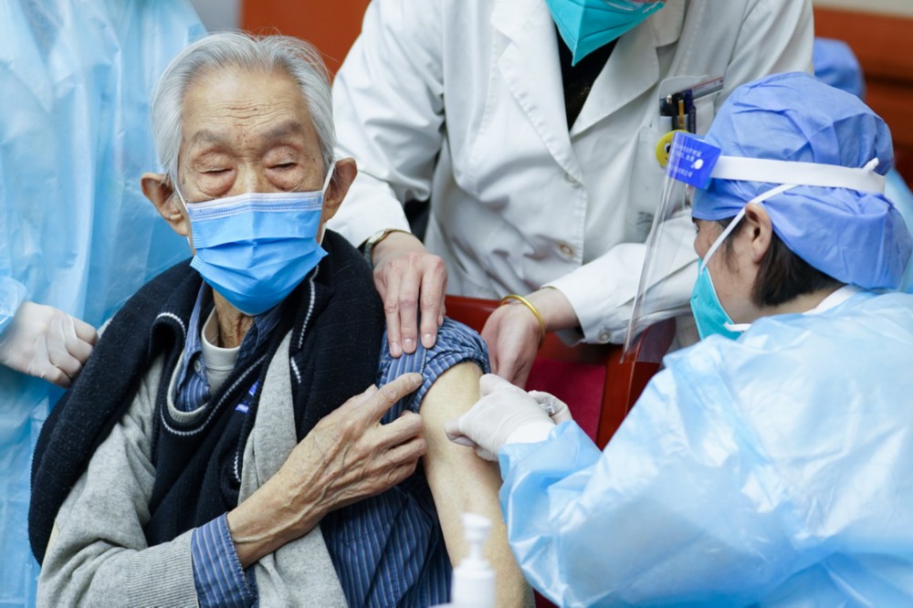 4月18日，医护人员为94岁的老人高铦接种新冠疫苗。