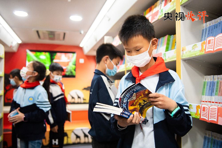 【央视快评】让全社会形成爱读书、读好书、善读书的浓厚氛围