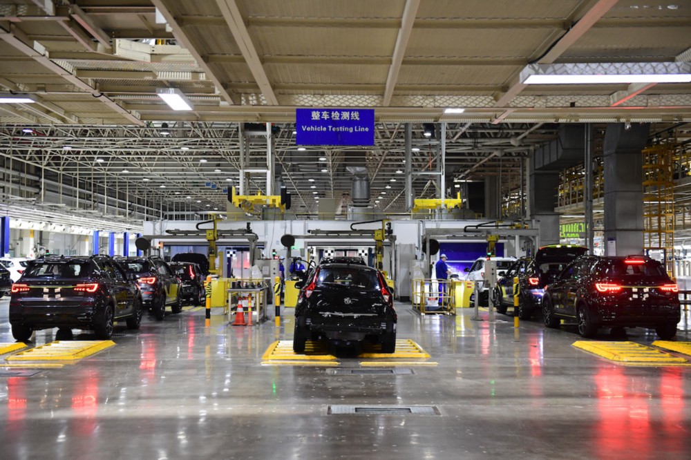 2022年4月23日，上海，上汽集团临港乘用车工厂，汽车在整车检测线上等待检测。