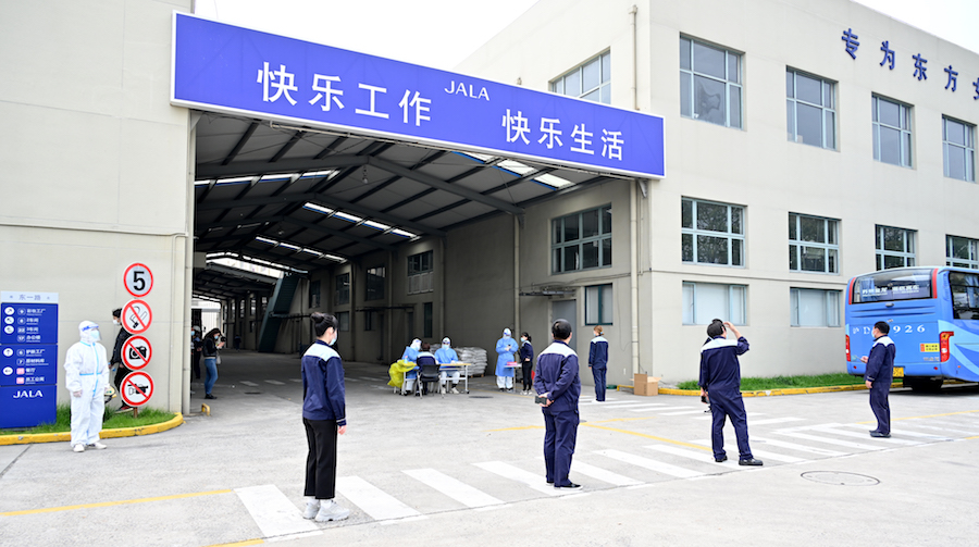 2022年4月19日，上海，东方美谷园区伽蓝集团，400多名员工有序复工，复工人员正在排队等待进行核酸检测。