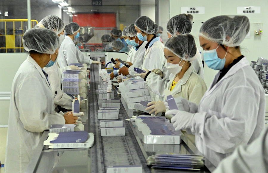 2022年4月19日，上海，东方美谷园区伽蓝集团，400多名员工有序复工，复工人员在进行工作。