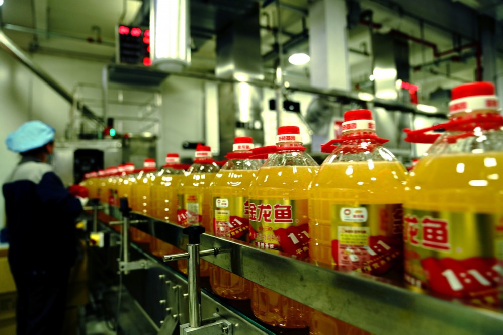 2022年4月22日，在上海嘉里食品工业有限公司的生产车间，操作人员在小包装食用油生产线前忙碌。