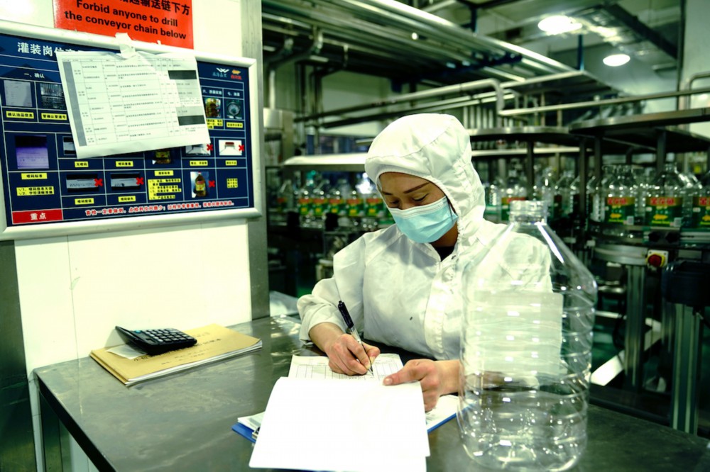 2022年4月22日，在上海嘉里食品工业有限公司的生产车间，操作人员填写空油瓶质量抽检记录。