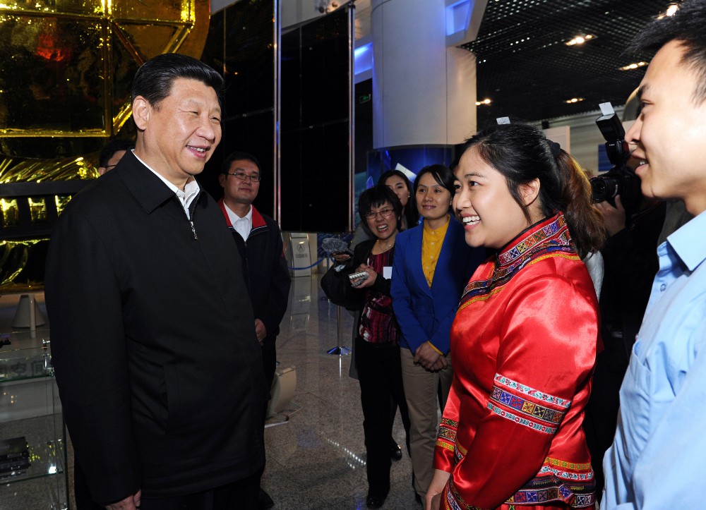 2013年5月4日，习近平总书记来到中国航天科技集团公司中国空间技术研究院，同各界优秀青年代表座谈并发表重要讲话。这是座谈会前，总书记和在展厅参观的优秀青年代表交谈。