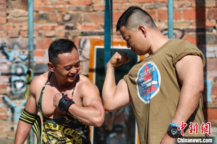 5月10日，杨松(左)和朋友在简易“健身房”秀肌肉。　瞿宏伦 摄