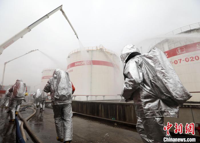 图为武汉消防救援人员正在进行油库灭火救援实战演练 王方 摄