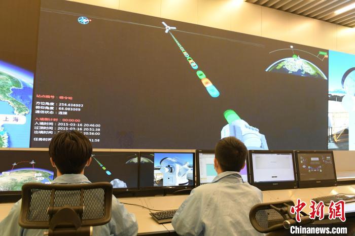 5月19日，工作人员在量子科学实验卫星、量子通信“京沪干线”总控中心。　张娅子 摄