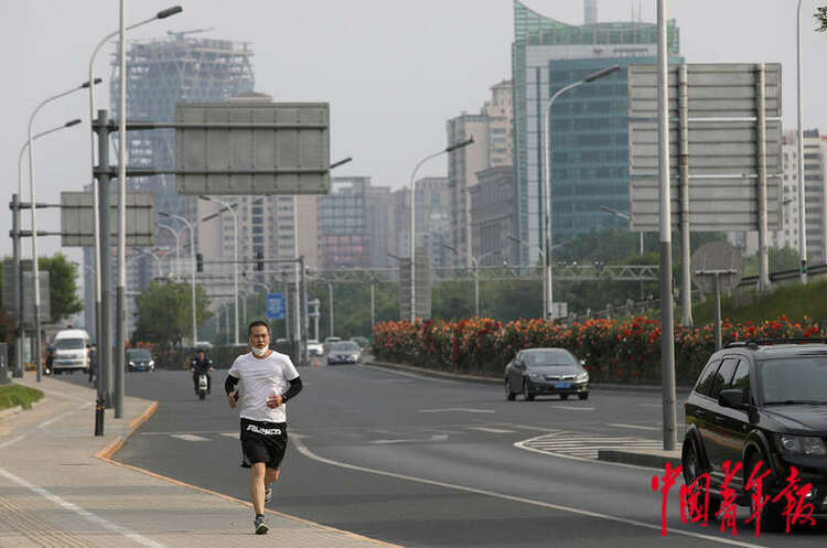 疫情下的锻炼：北京街头涌现跑者身影