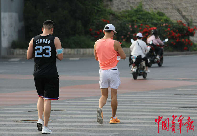 疫情下的锻炼：北京街头涌现跑者身影