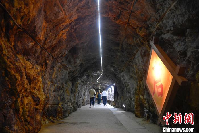 图为：参观者通过隧道进入唐代金矿遗址参观。　王刚 摄