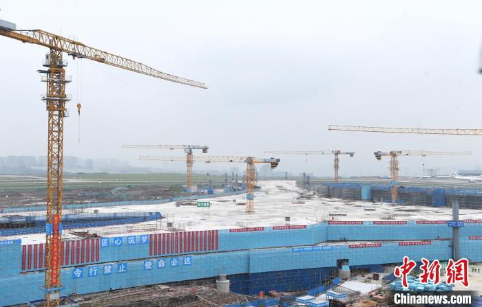 重庆江北国际机场T3B航站楼混凝土主体结构实现全面封顶。　陈超 摄