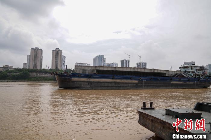 广西邕江疏浚工人江中开挖掘机保“水上高速”畅通