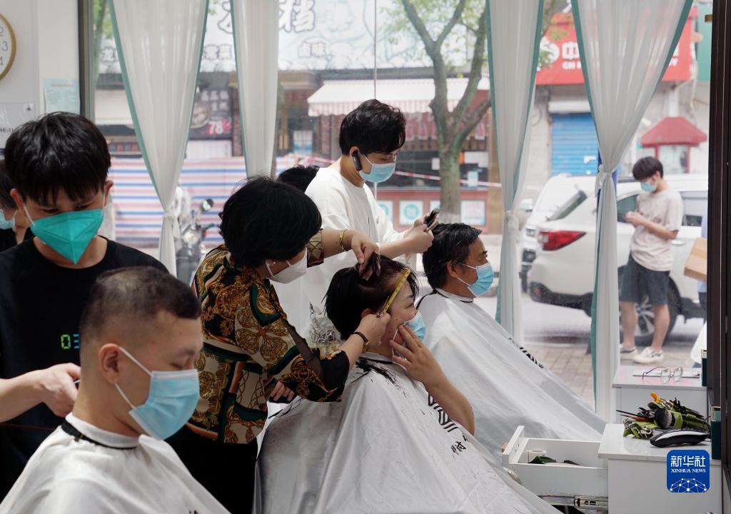 6月1日，顾客在闵行区一家美发店理发。 新华社记者 刘颖 摄