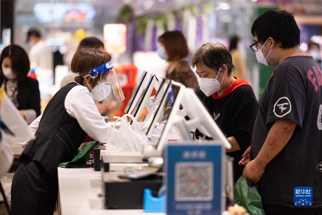6月1日，市民在上海外滩金融中心一家超市款台结账。新华社记者 金立旺 摄