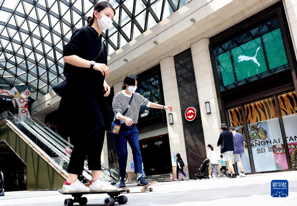 6月1日，几名年轻人在上海街头的公共广场玩滑板。 新华社记者 陈飞 摄