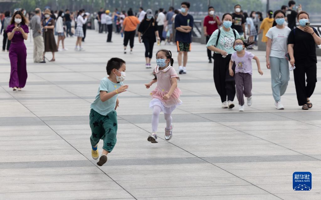 6月1日，孩子们在外滩观景平台玩耍。 新华社记者 金立旺 摄