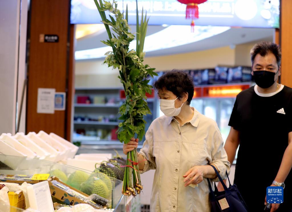 6月1日，市民在上海市闵行区莘松市集为即将到来的端午节购买菖蒲艾草。 新华社记者 刘颖 摄
