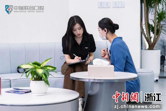 中瑞联合口腔为患者提供管家式服务。张蜻蜓 摄