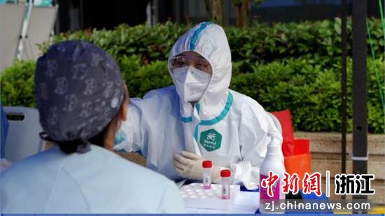 中瑞联合口腔开设常态化核酸检测采样点。张蜻蜓 摄