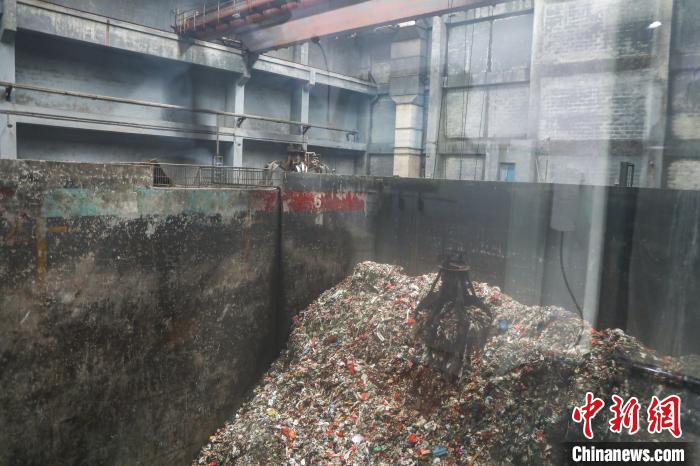 图为“大爪子”在巨大的垃圾仓内抓料。　刘力鑫 摄