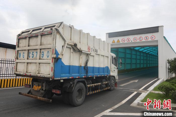 图为垃圾转运车通过专用通道驶入垃圾卸料平台。　刘力鑫 摄