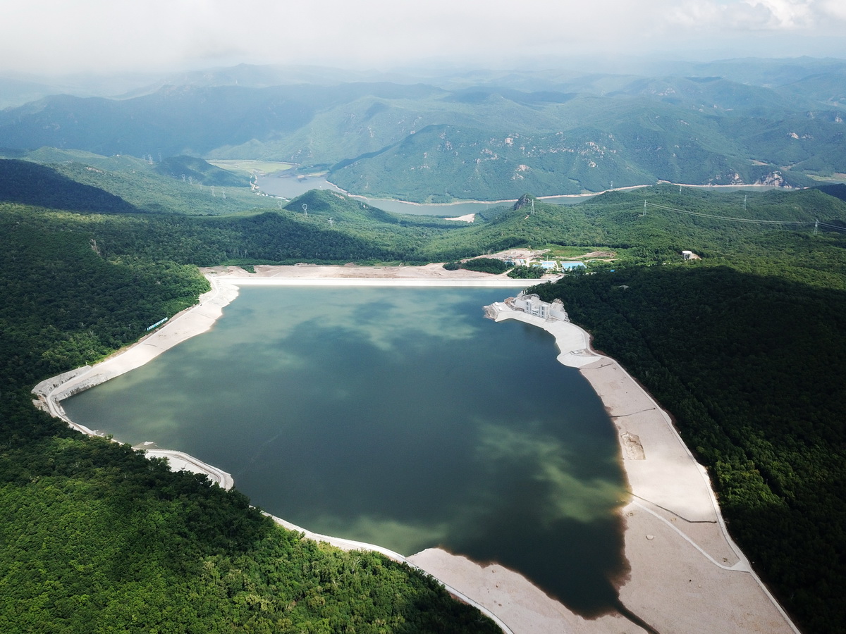 这是6月29日拍摄的国网新源黑龙江荒沟抽水蓄能电站上水库（无人机照片）。