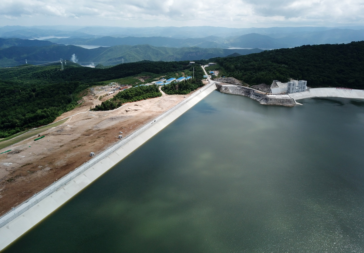 这是6月29日拍摄的国网新源黑龙江荒沟抽水蓄能电站上水库一角（无人机照片）。