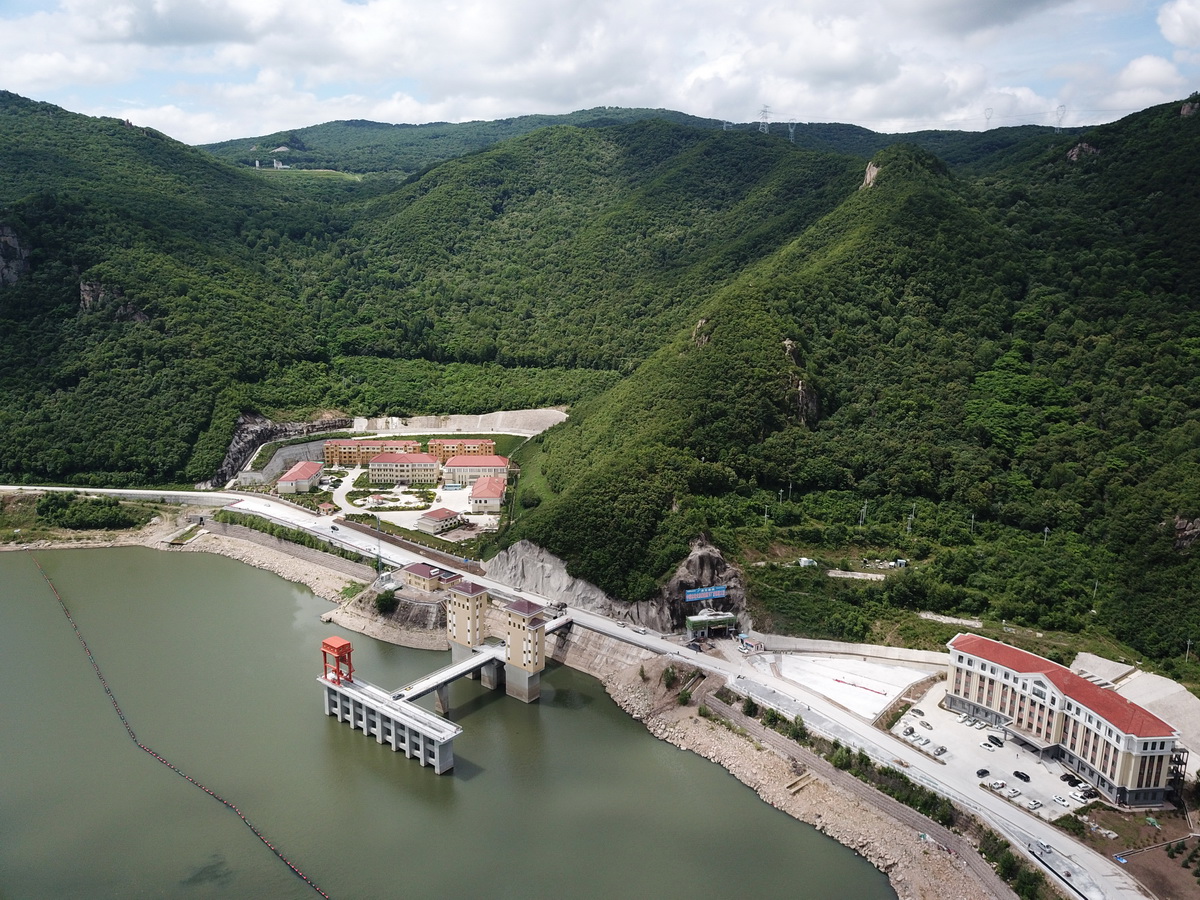 这是6月29日拍摄的国网新源黑龙江荒沟抽水蓄能电站下水库一角（无人机照片）。