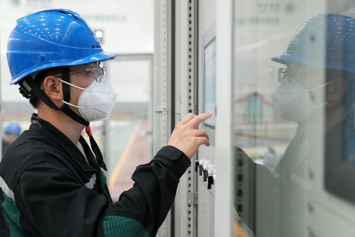 6月29日，一名工作人员在国网新源黑龙江荒沟抽水蓄能电站的地下厂房中作业。