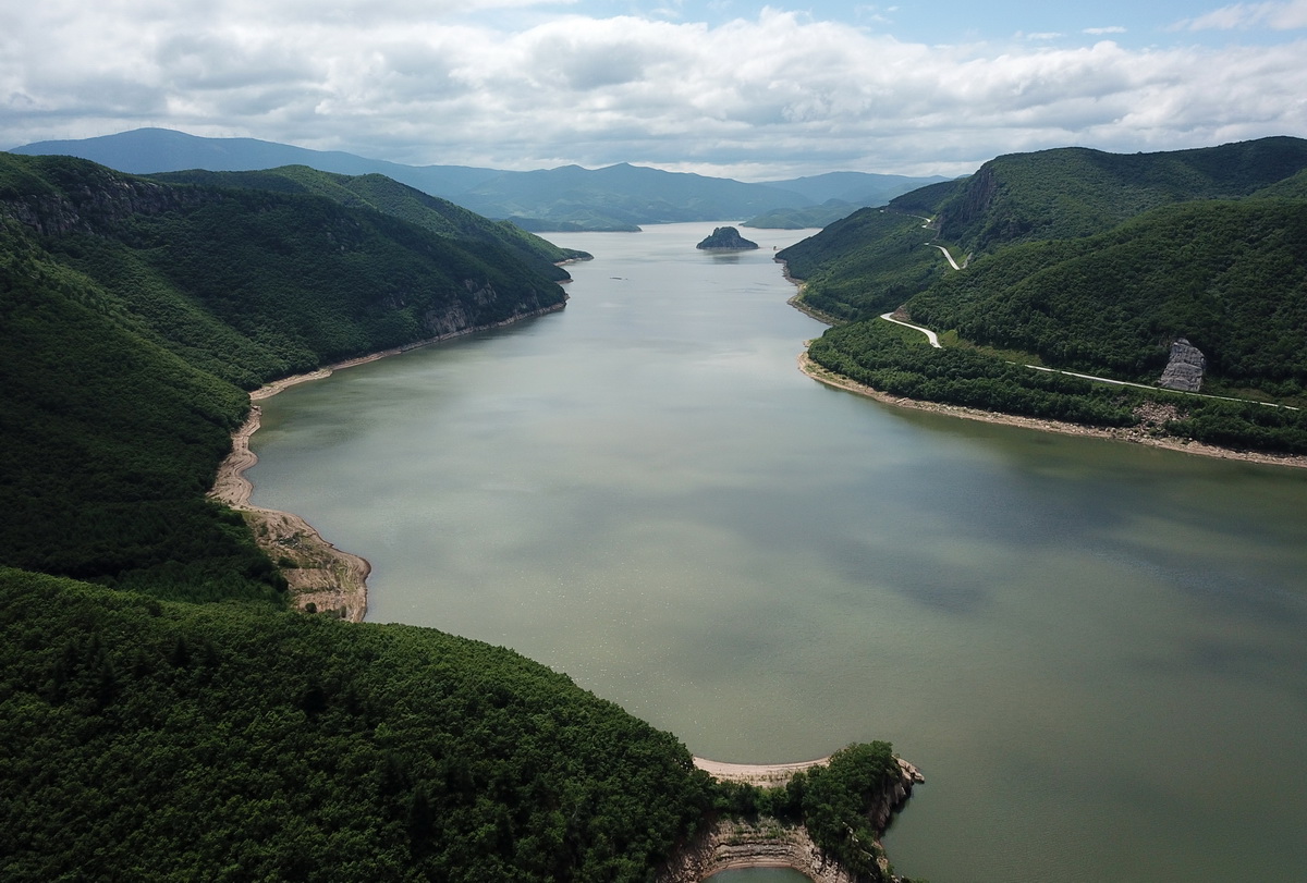 这是6月29日拍摄的国网新源黑龙江荒沟抽水蓄能电站下水库（无人机照片）。