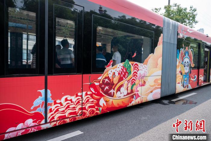 “蜀都号”列车车身上喷涂的美食文化元素。　刘忠俊 摄