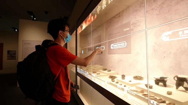 透明OLED显示屏携手国博考古成果展 助力打造数字化体验