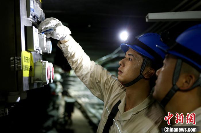 重庆高温天气持续电力工人冒酷暑坚守保电一线