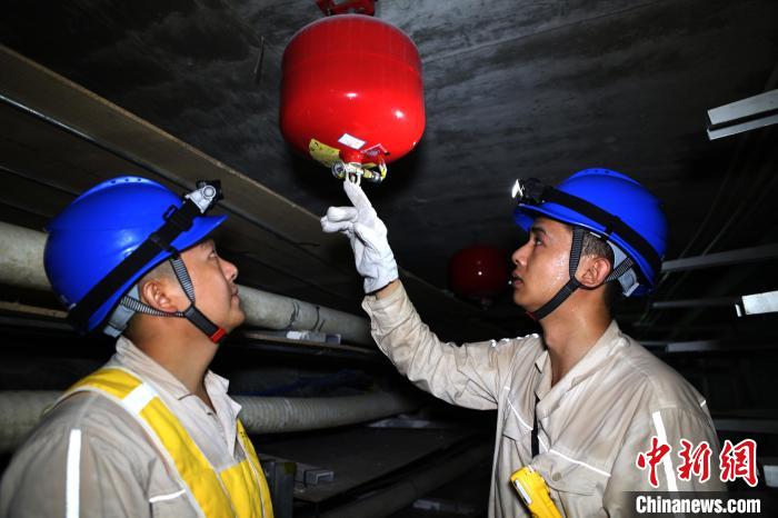 工作人员在110千伏翠云电缆隧道内对设备进行检查。　电力公司供图