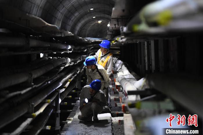 工作人员在110千伏翠云电缆隧道内巡视。　电力公司供图