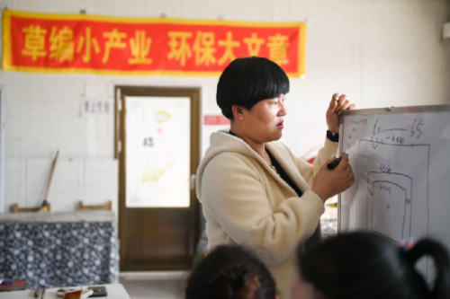 一片玉米叶，编出一个敞亮人生