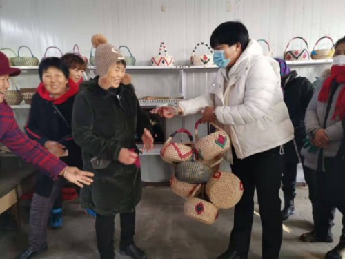 一片玉米叶，编出一个敞亮人生