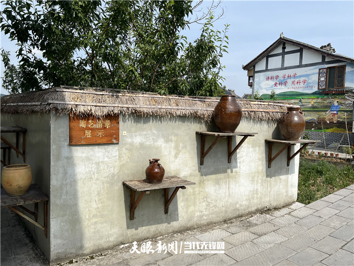 花茂村的陶艺情景展示一角.jpg