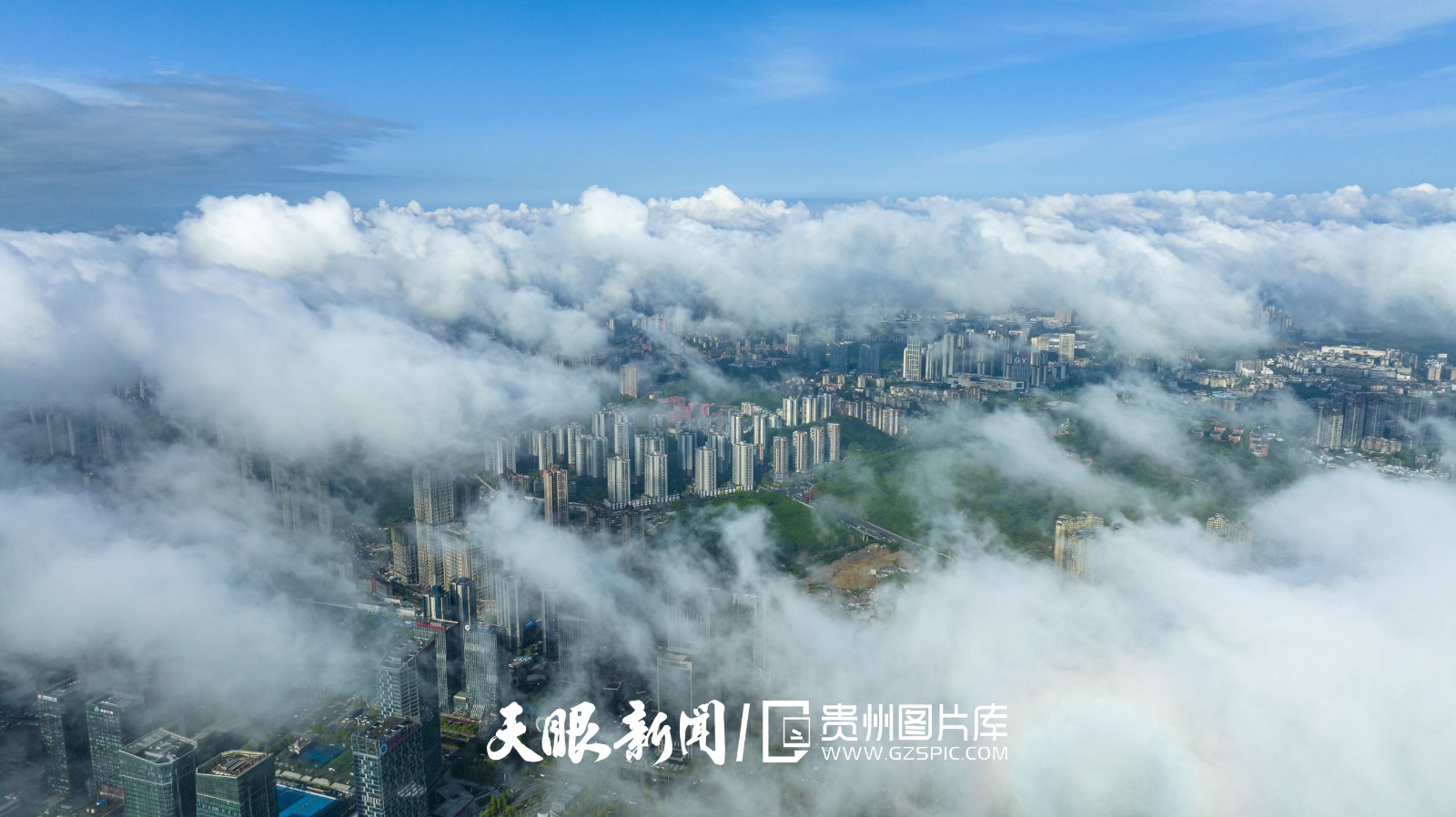 475731-2022年4月20日无人机拍摄的贵阳市观山湖区平流雾景观。.jpg