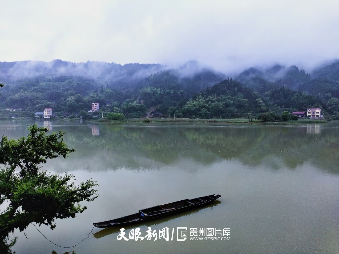 504854-黑云翻墨未遮山，白雨跳珠乱入船。.jpg