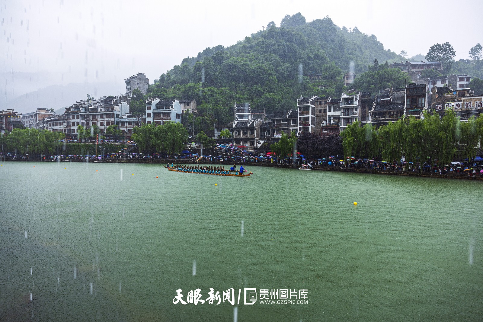 504946-入夏以来，一场大雨将千年镇远古城打扮得无比妖艳。.jpg