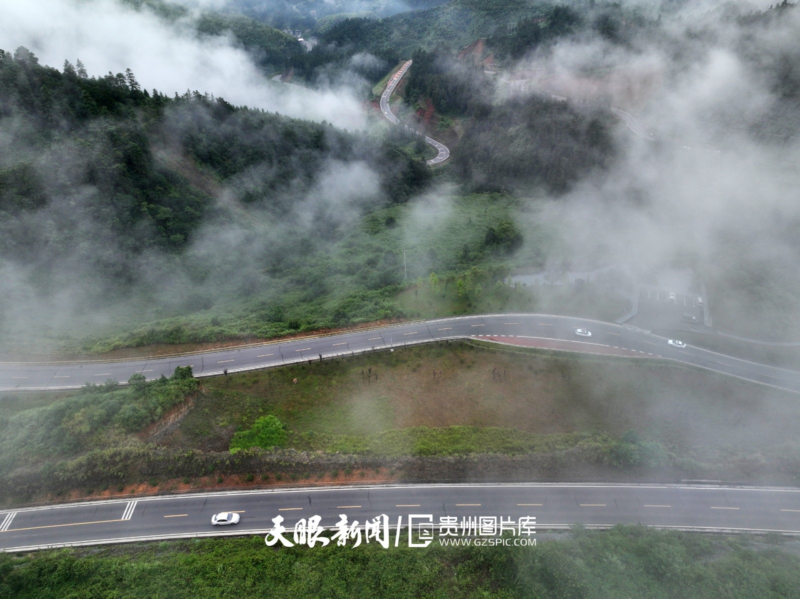 504928-这是7月19日在天柱县凤城街道拍摄的G242国道景色（无人机照片）。.jpg