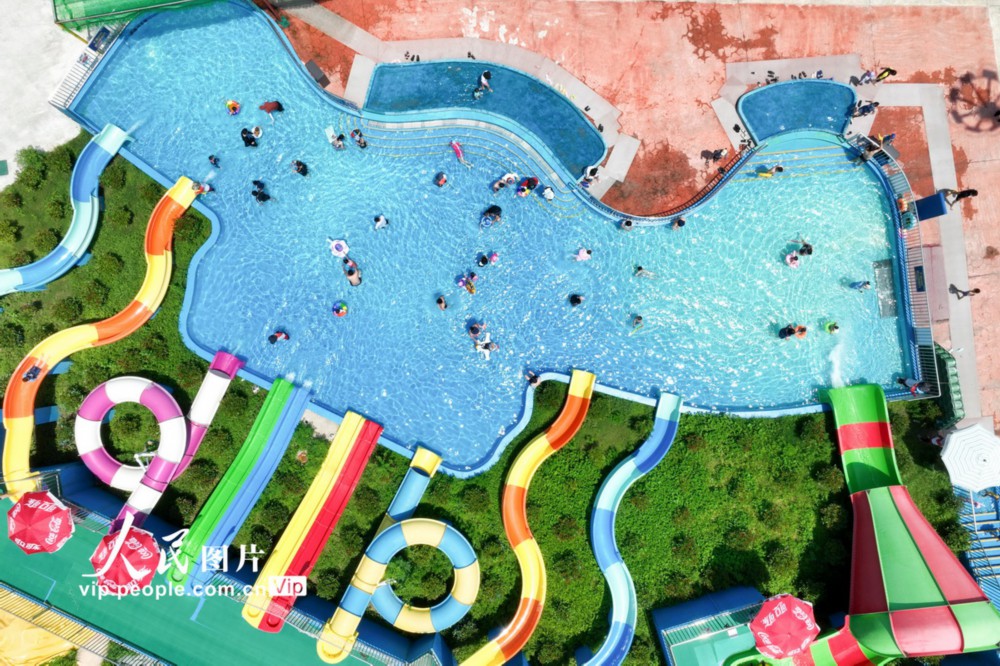 2022年7月24日，游客在江苏省连云港市赣榆海州湾水上乐园戏水。