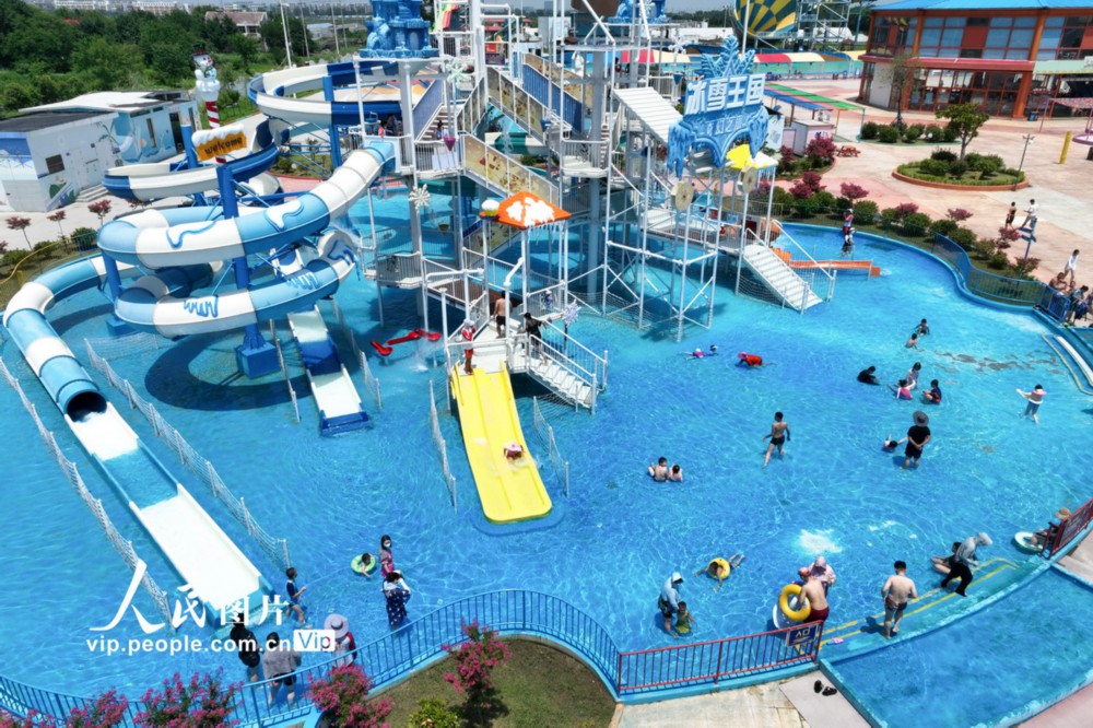2022年7月24日，游客在江苏省连云港市赣榆海州湾水上乐园戏水。