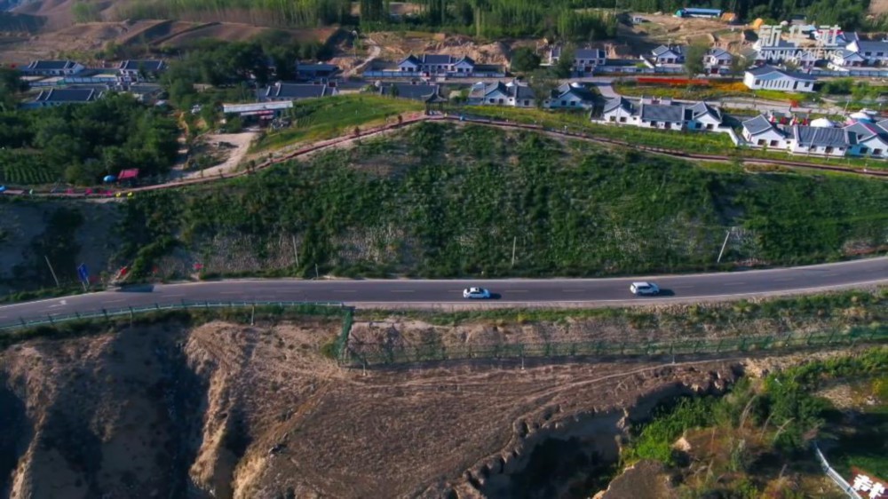 新华全媒+丨新疆：一条自驾路带动小山村增收致富
