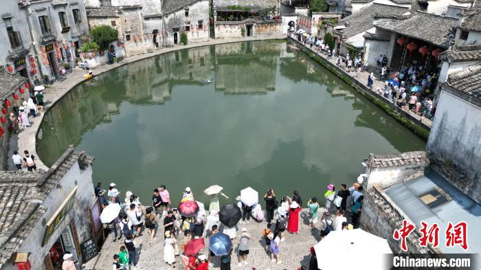 世界文化遗产地黟县宏村迎来暑期旅游热潮
