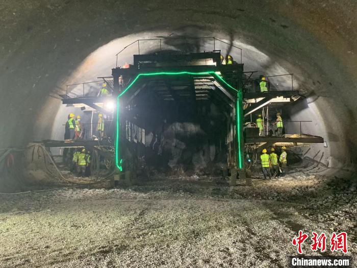 贵南高铁大方山隧道即将贯通预计8月中旬铺轨