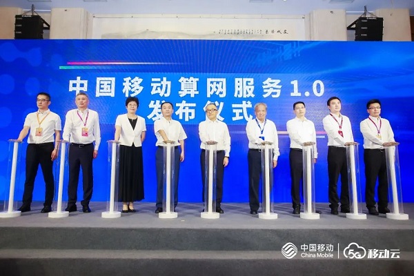 启明星辰高级副总裁李刚(左一)出席发布仪式